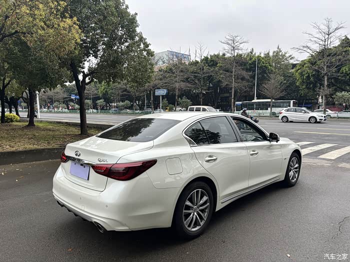 21年上牌英菲尼迪q50l目前一手车实表两万公里