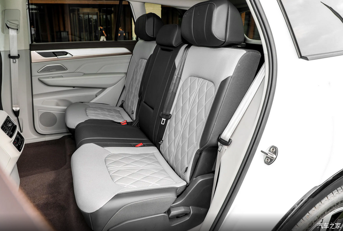 揽巡车内还采用了大量软性皮质包