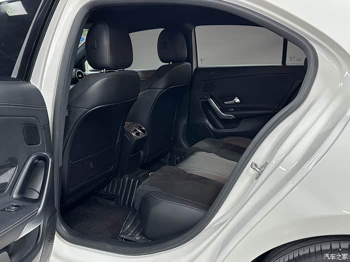 奔驰a180,19年上牌,6万公里,一手车,车况精品,秒杀1