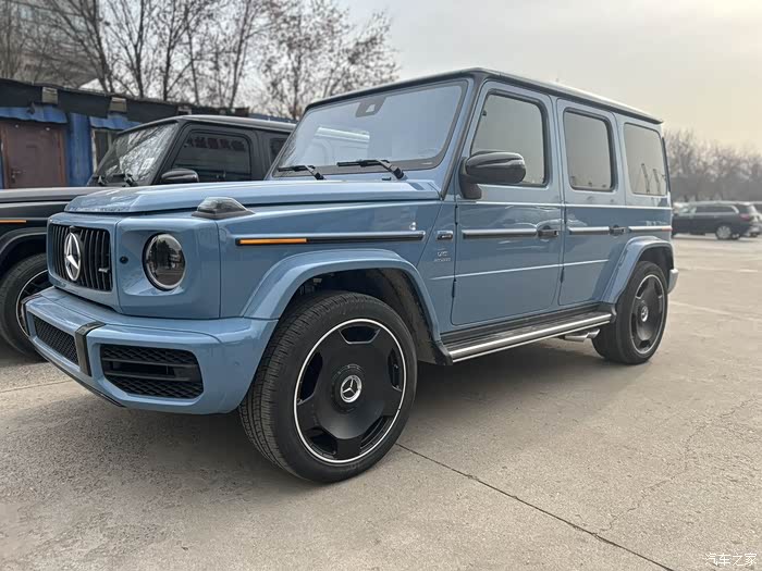 奔驰g63瓷器蓝/红