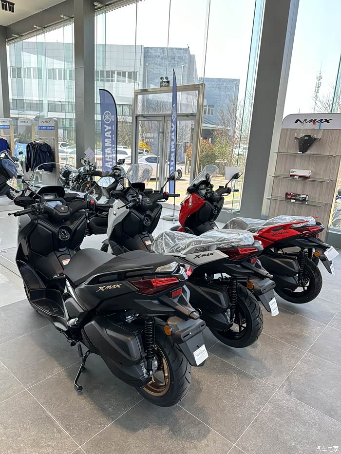 开箱提车23款xmax300暗夜灰