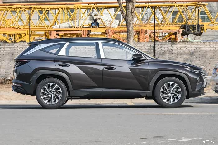 2023款北京现代途胜l作为一款中期改款车型,其优点集中体现