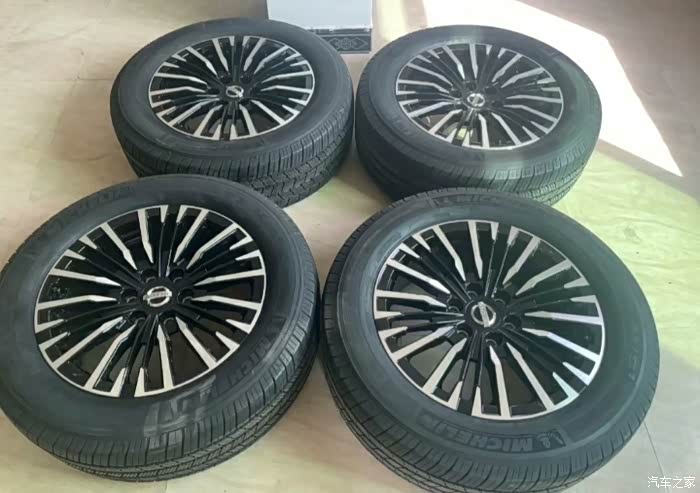 20寸日产途乐轮毂轮胎一套,成色漂亮,了解一下