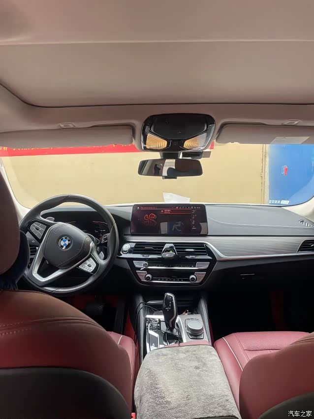 本人个人车22年一月上牌宝马530li领先豪华外白内红最佳