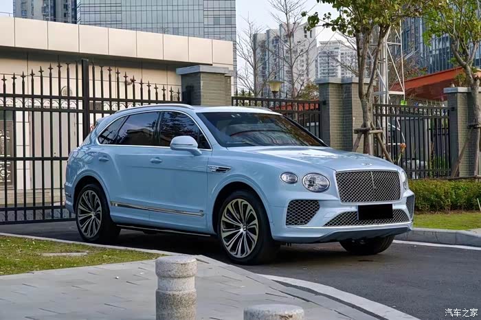 23年宾利添越炫蓝搭配热刺红亚麻白内仙女配色有穆勒