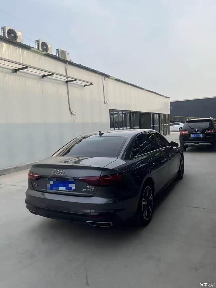 新到22年奥迪a4l战斗灰黑色内饰液晶仪表全景天窗