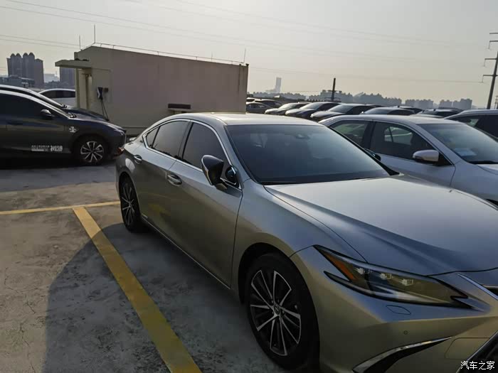 点击:>966|回复:>11雷克萨斯es论坛>2014款1月上牌,外银内棕,臻享版