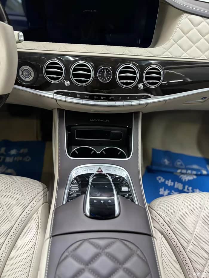 全新迈巴赫s560 银黑/米 配置:顶级大柏林之声音响,后排