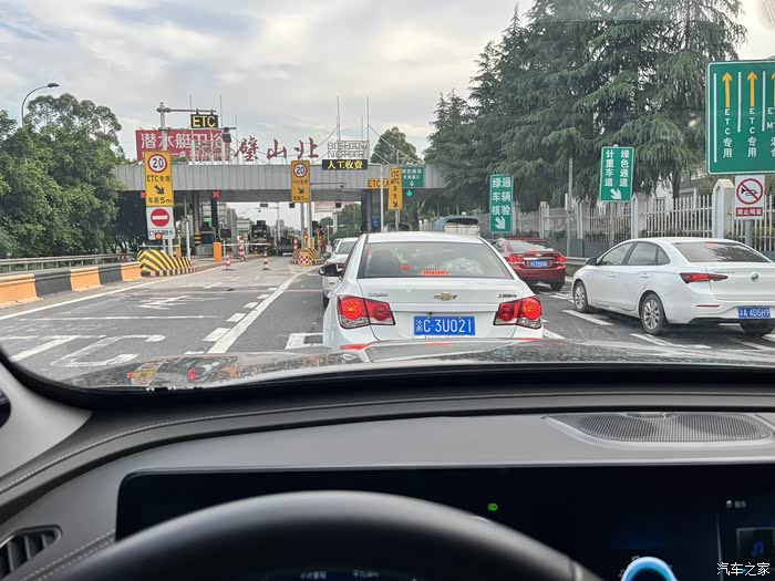 每次我到了收费站路口我都会遇到其它的车辆横着过来插我一脚,我