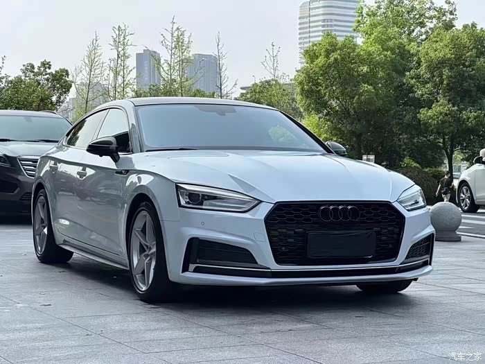 2018年上户奥迪a5轿跑20t时尚版带全景天窗四