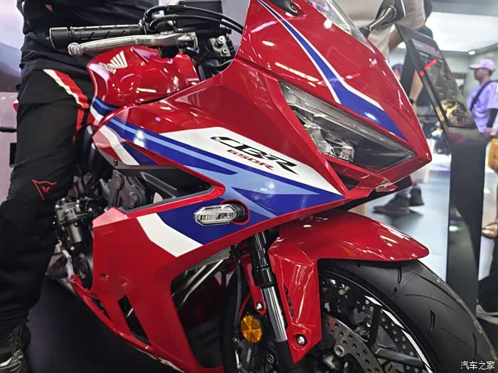 本田携新款 cb/cbr650r e-clutch 自动挡亮相北京摩展