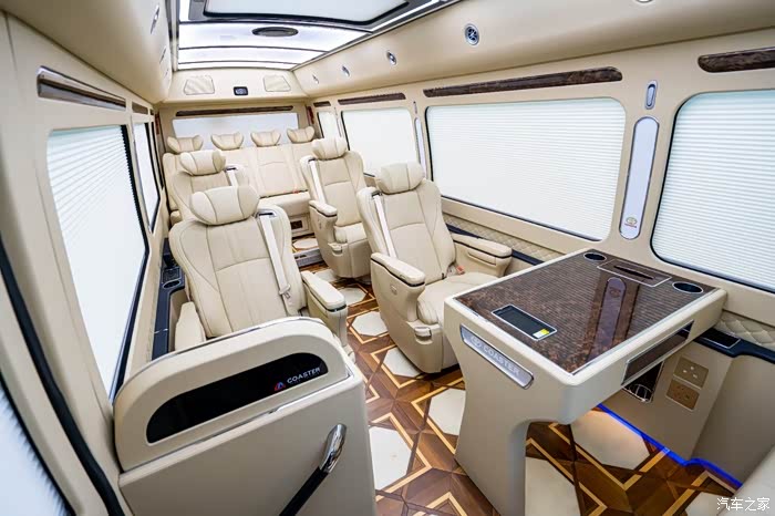 2024款丰田考斯特12座陆地商务舱