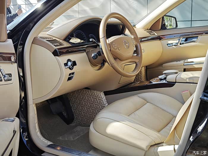 2011年11款奔驰s350l 行驶16万多公里 后排娱乐