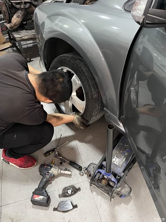 07款经典福克斯前刹车片更换历程