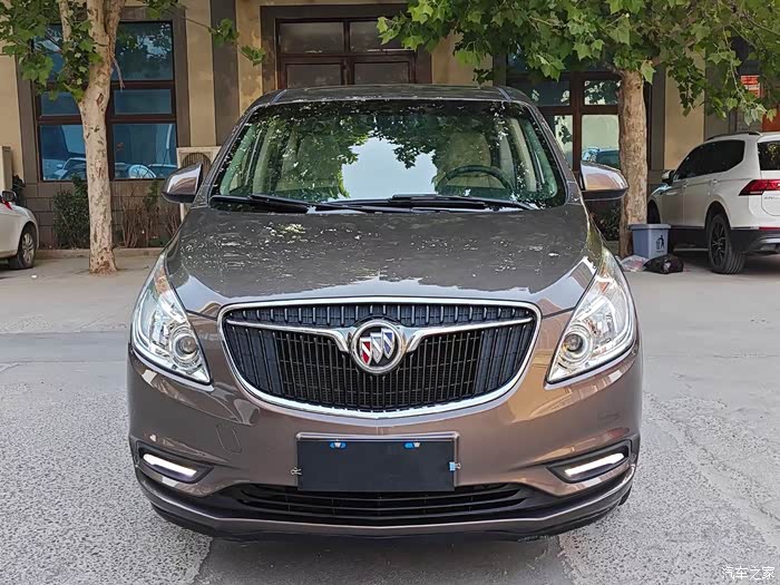 出售17年别克gl8胖头鱼