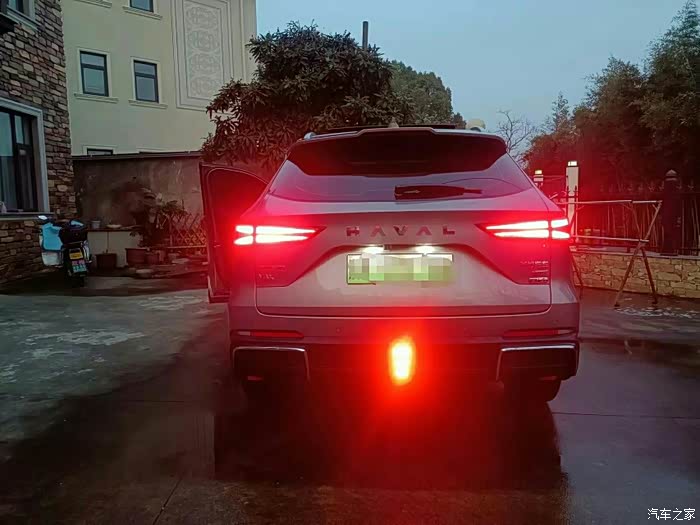 大龙的车尾刹车灯亮呀