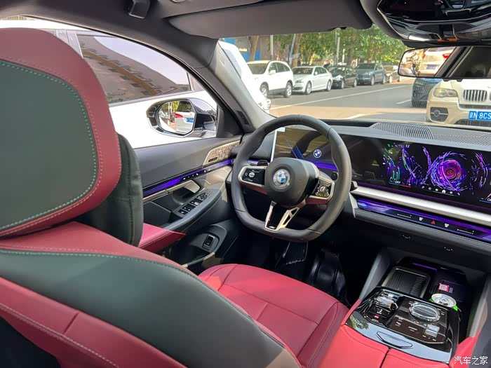 喜提新款宝马5系,勃艮第红拼色内饰