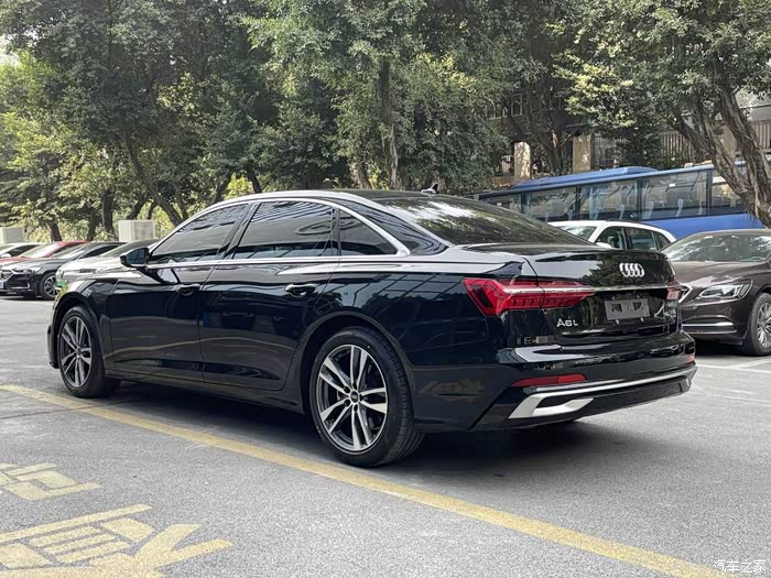 奥迪a6l2023款40tfsi豪华动感型296