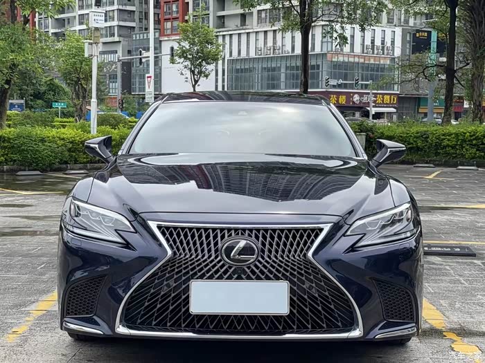 客户寄售车18年11月雷克萨斯ls350豪华版价格美丽