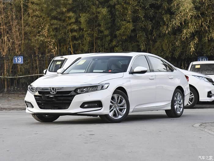 出一台追尾事故修复的19年260豪华版雅阁一手车诚