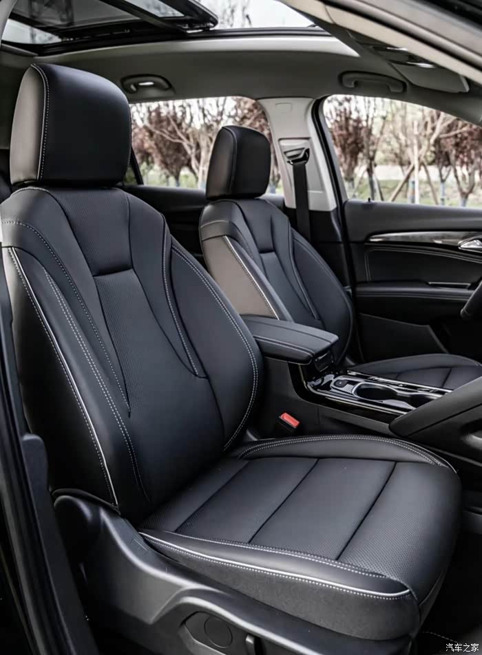 昂科威plus的空间简直让人惊艳不已当你打开车门