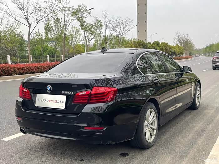 5系论坛>15年宝马520i进口,车况板正,内饰干净,电动座椅,棕>700_525