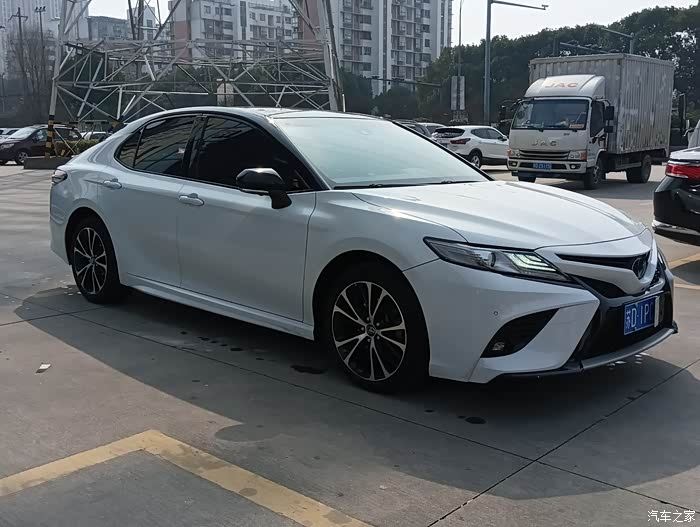 新到18款18年上牌丰田凯美瑞高配25排量外白内红骚气