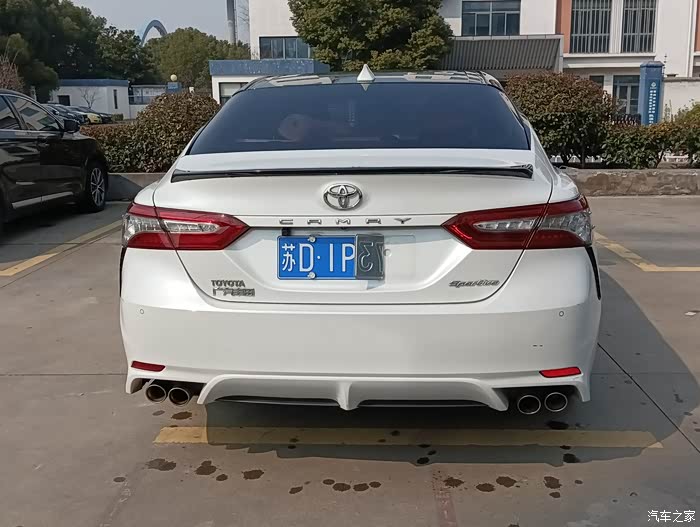 新到18款18年上牌丰田凯美瑞高配25排量外白内红骚气