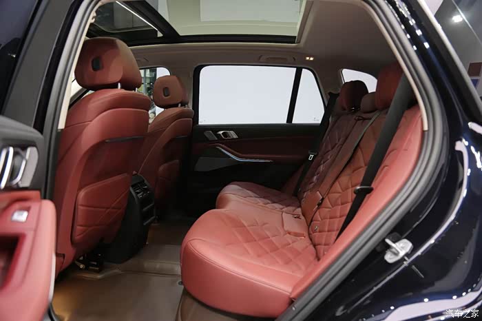 宝马x5l20t后排比进口版宽敞许多改款