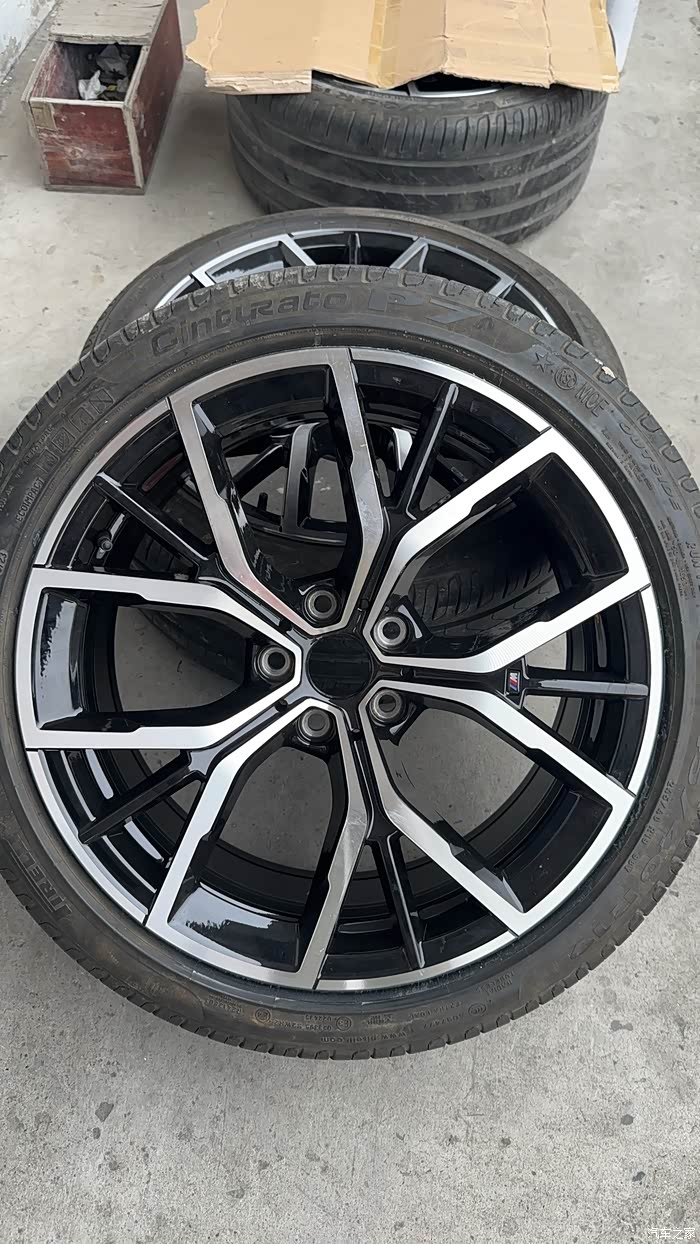 530原厂19寸花瓣轮毂带倍耐力轮胎