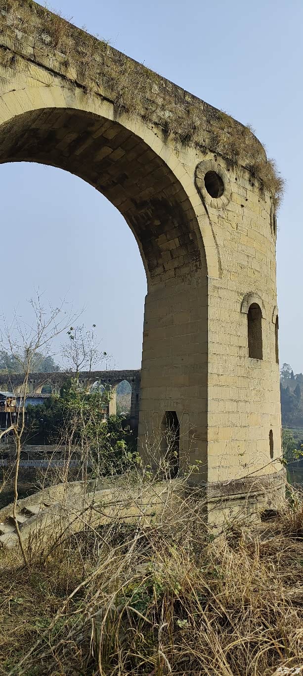 逛红红火火年货节探内江威远友谊渡槽