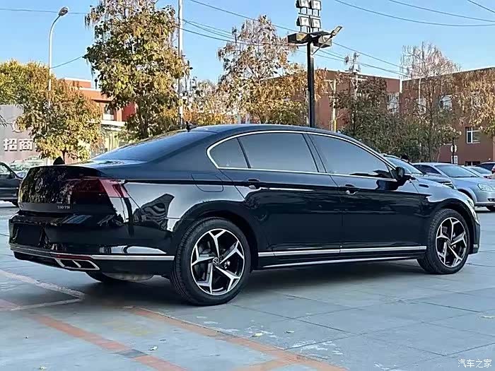 全新迈腾线条流畅优雅展现出强烈的运动感和时尚气息