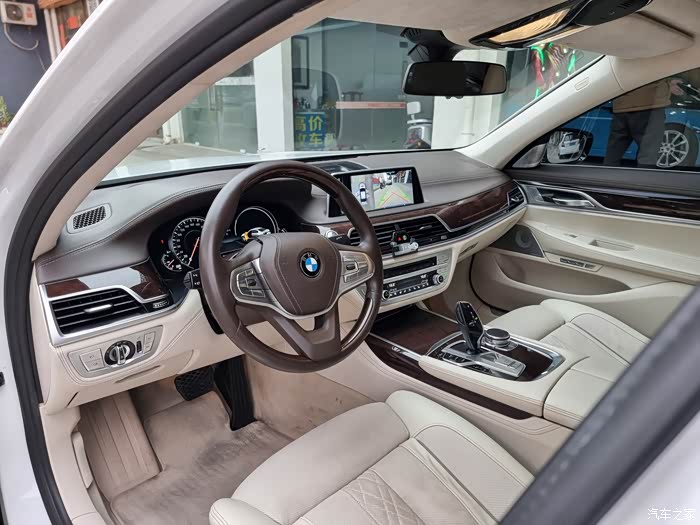 16年白色宝马740li四座尊享