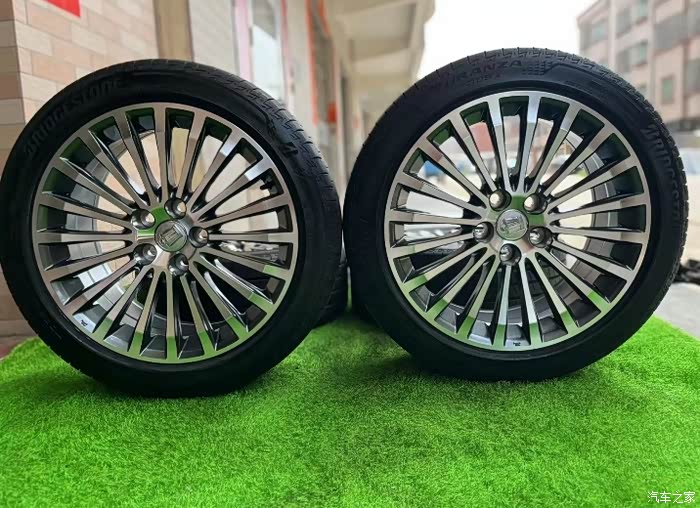 18寸丰田皇冠轮毂轮胎喜欢的约