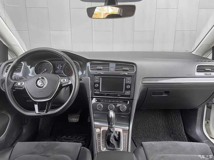 出售高尔夫7518款自动豪华230tsi