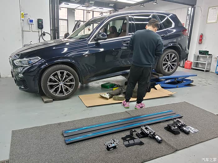 登车神器之宝马x5电动踏板图片式作业