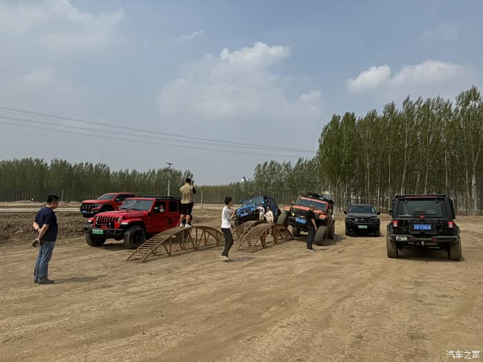 封闭越野场地打卡交叉轴炮弹坑起伏路m型障碍大泥坑