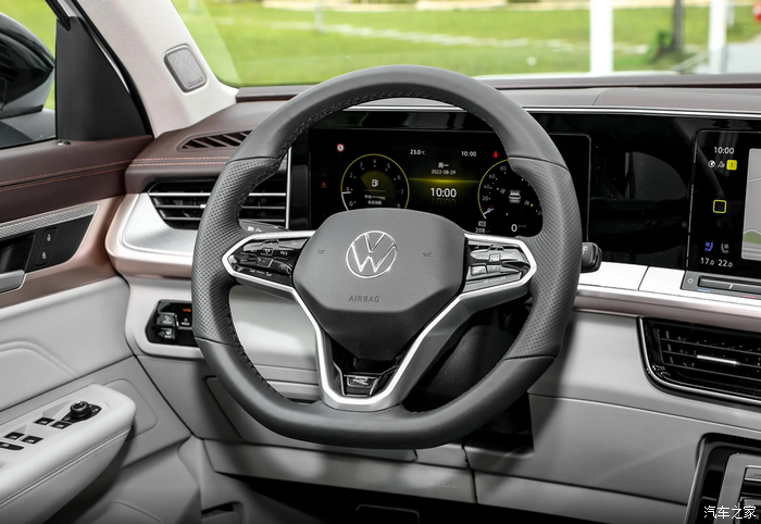 揽巡车内还采用了大量软性皮质包