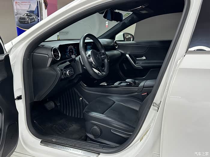 奔驰a180,19年上牌,6万公里,一手车,车况精品,秒杀1