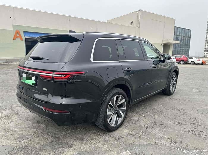 21款理想one6座黑外棕内21年11月上牌行驶5