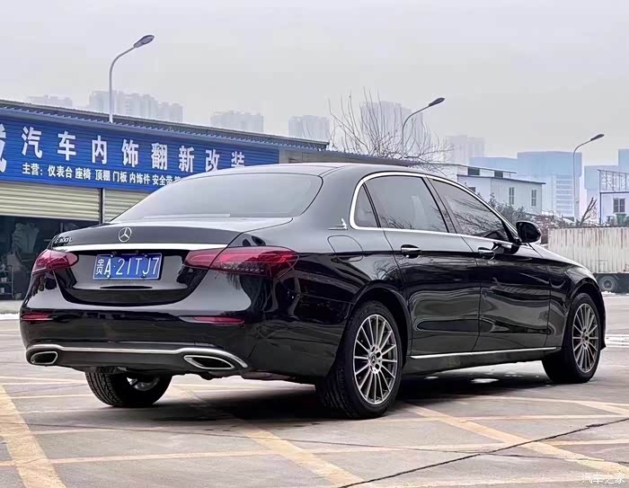 22款22年奔驰e260l20t排量黑外棕内立标