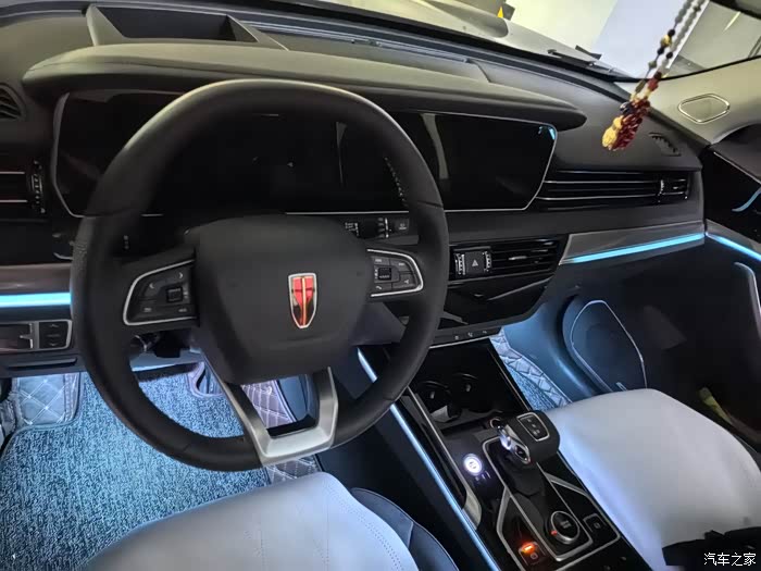 外观大气,红旗标可以超越大部分车辆,极具认识度,对比图上汉兰