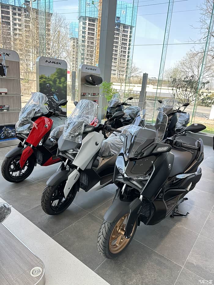 开箱提车23款xmax300暗夜灰