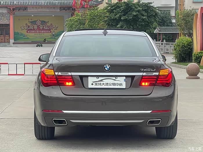 2013年上牌宝马740li领先版,新车100多万选装岩石灰