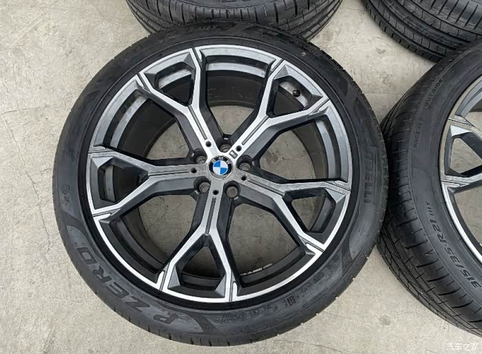 21寸宝马新款x5原厂轮毂轮胎一套感兴趣的看过来