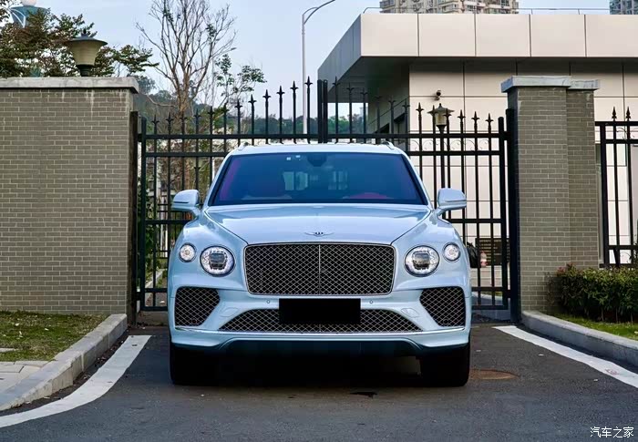 23年宾利添越炫蓝搭配热刺红亚麻白内仙女配色有穆勒