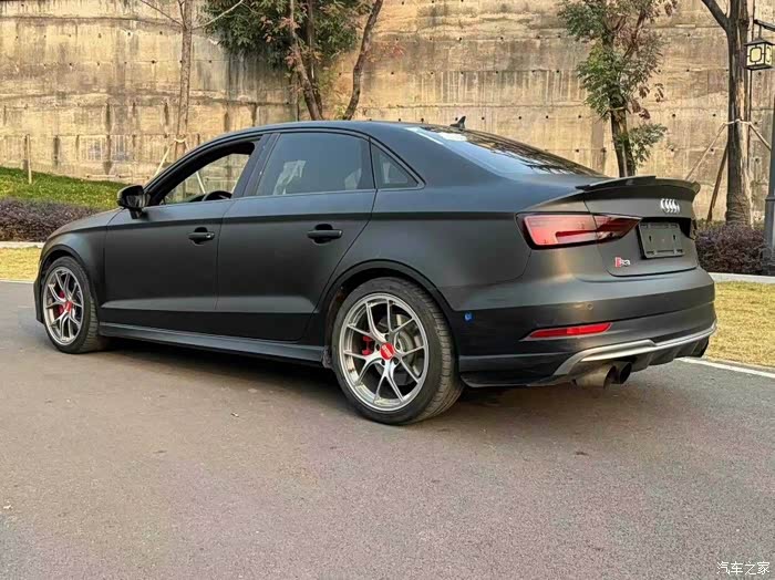 奥迪s32017款改款s320tlimousin