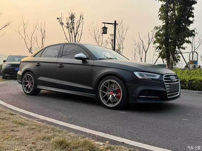 奥迪s32017款改款s320tlimousin