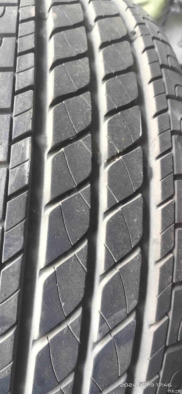 出个13款qq的轮毂轮胎全套,小qq昨天刚出手,这个备胎没下