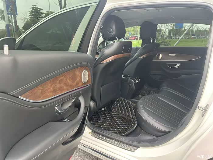 19款2018年11月梅赛德斯奔驰e200l立标黑内